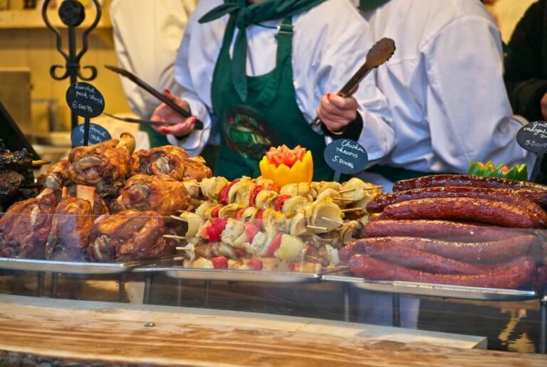 Comer nos mercados de Natal de Budapeste é uma das melhores experiências gastronômicas da Europa.