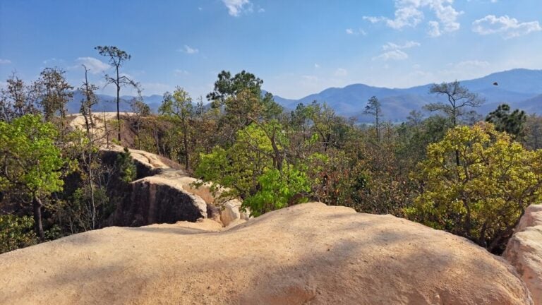 O Pai Canyon se destaca por suas impressionantes formações de arenito vermelho sobre vales cobertos de floresta densa.