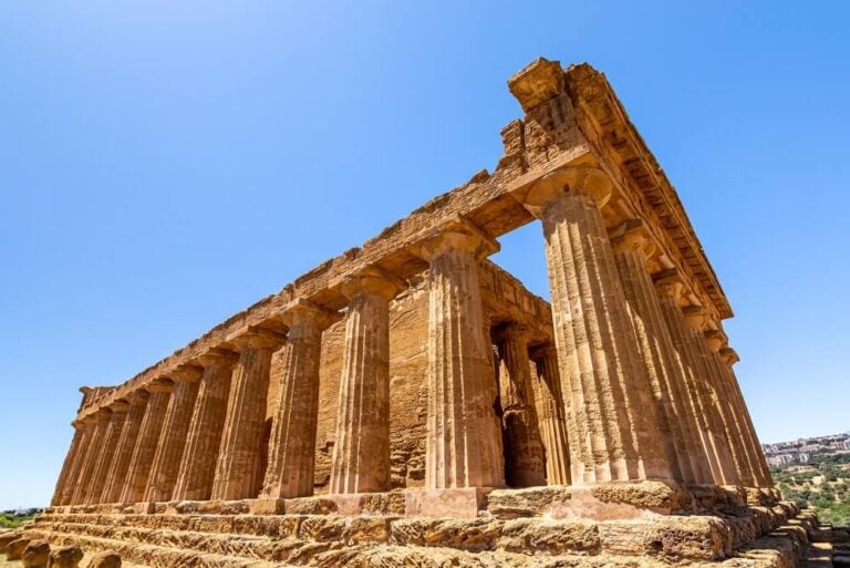 Partenon: o monumento mais famoso da Grécia Antiga, situado no topo de uma colina de 156 metros.