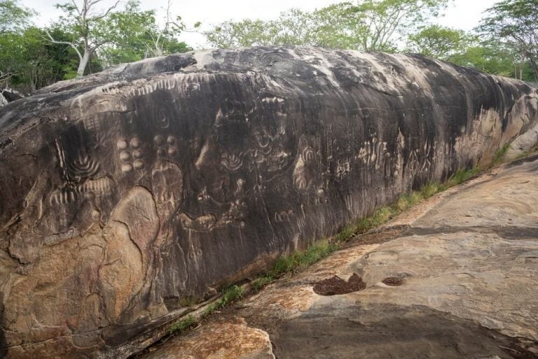 A Pedra do Ingá é famosa por ser um dos maiores enigmas arqueológicos do Brasil e um patrimônio histórico tombado pelo IPHAN desde 1944.