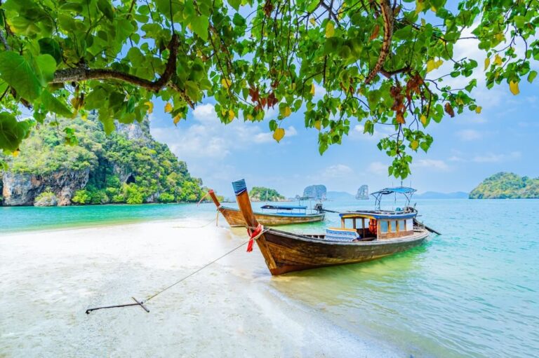 As praias em Phuket oferecem opções variadas, desde o agito de Patong até o clima familiar de Kata e Karon.