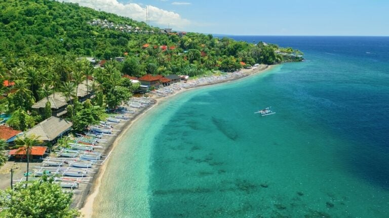As praias de Amed são famosas pelas águas calmas e pela excelente visibilidade para mergulho e snorkel.