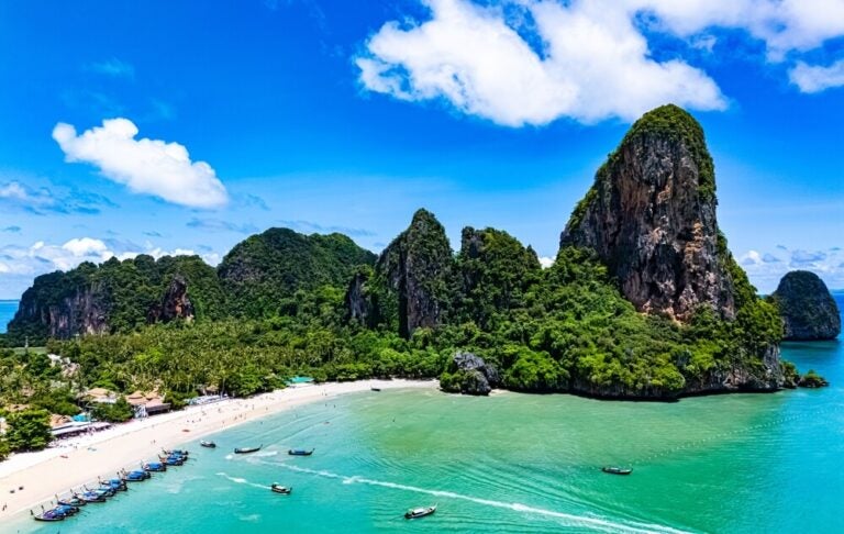 A Praia de Railay é uma das penínsulas mais impressionantes da Tailândia, localizada na província de Krabi.