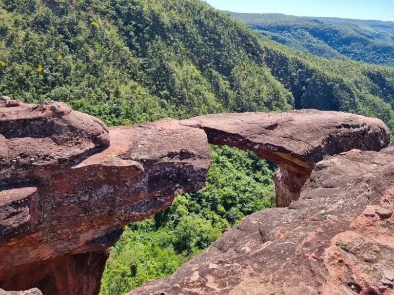 A Serra do Roncador é famosa por suas lendas, paisagens do cerrado, cachoeiras e cânions.