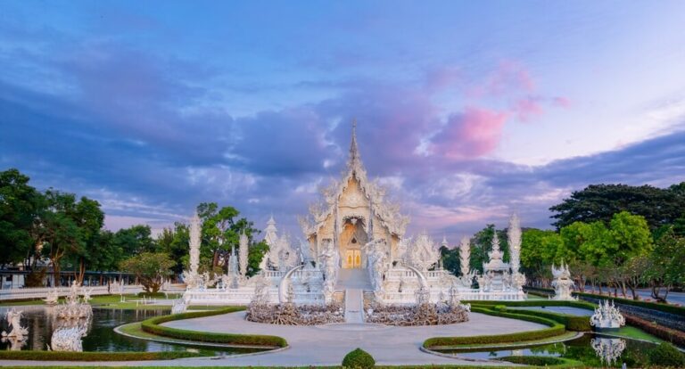 O Wat Rong Khun, conhecido mundialmente como o Templo Branco, é uma impressionante obra de arte contemporânea em formato de templo budista localizada na província de Chiang Rai, no norte da Tailândia