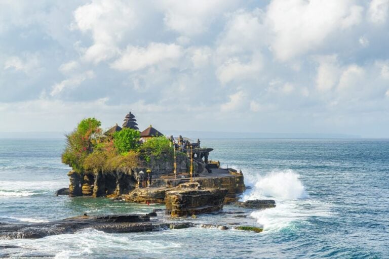 O Templo de Tanah Lot (Pura Tanah Lot) é um dos pontos turísticos e sagrados mais famosos de Bali, construído sobre uma formação rochosa no mar.