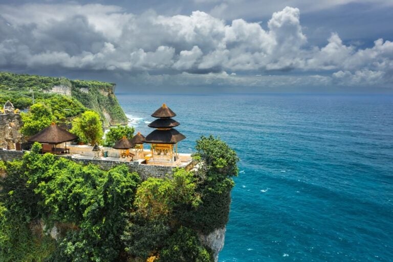 O Templo de Uluwatu (Pura Luhur Uluwatu) é um dos santuários mais sagrados e visitados de Bali, na Indonésia