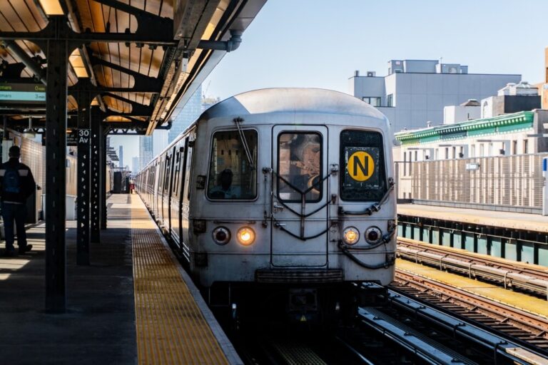 As redes de trens são os pilares do transporte diário de Nova York, conectando Manhattan aos subúrbios e ao estado vizinho de Nova Jersey.