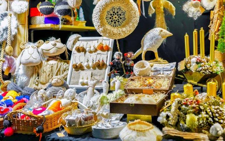 Comprar artesanato no Mercado de Natal de Coimbra é uma excelente opção para quem quer apoiar o comércio local e encontrar prendas únicas.