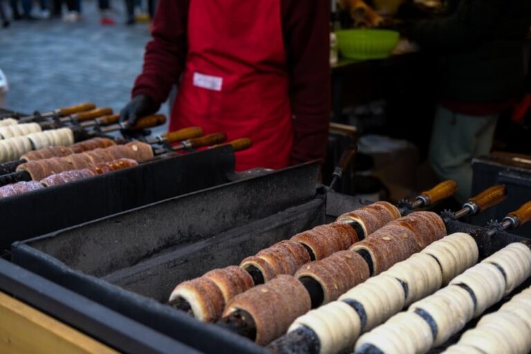 Você encontrará barracas vendendo o tradicional Trdelník em praticamente todos os mercados de Natal de Praga.