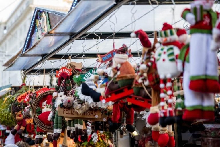 Comprar artesanato nos mercados de Natal no Porto é uma excelente opção para quem procura peças únicas, feitas à mão e presentes originais.