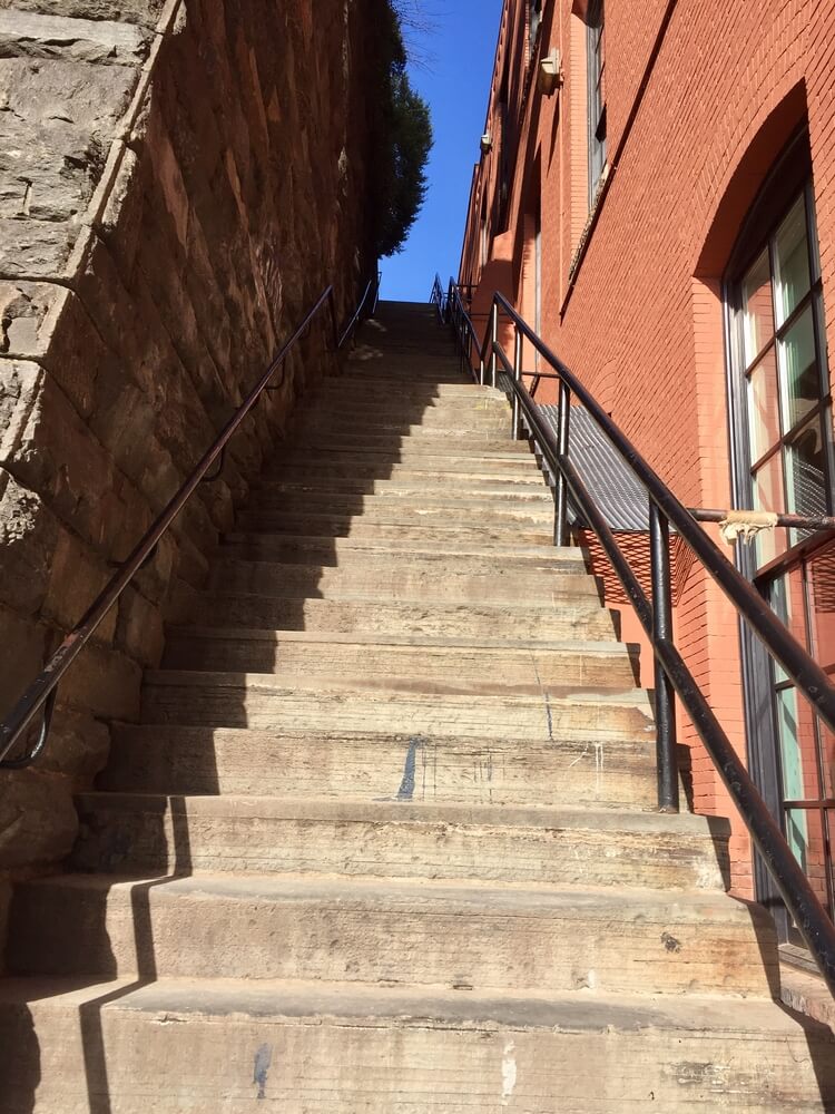 A Escadaria do Exorcista, em Georgetown, fica ainda mais assustadora à medida que o crepúsculo se instala.