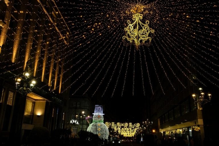 No Mercado de Natal, entre as luzes, os próprios criadores e artesãos galegos vendem peças de decoração contemporâneas.