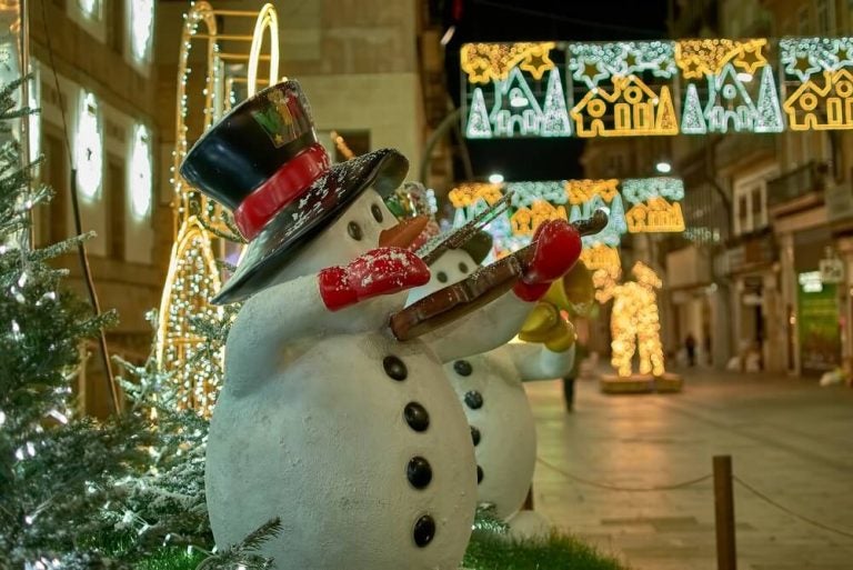 As ruas pedonais ficam totalmente decoradas com motivos natalinos, iluminações aéreas e montras enfeitadas.