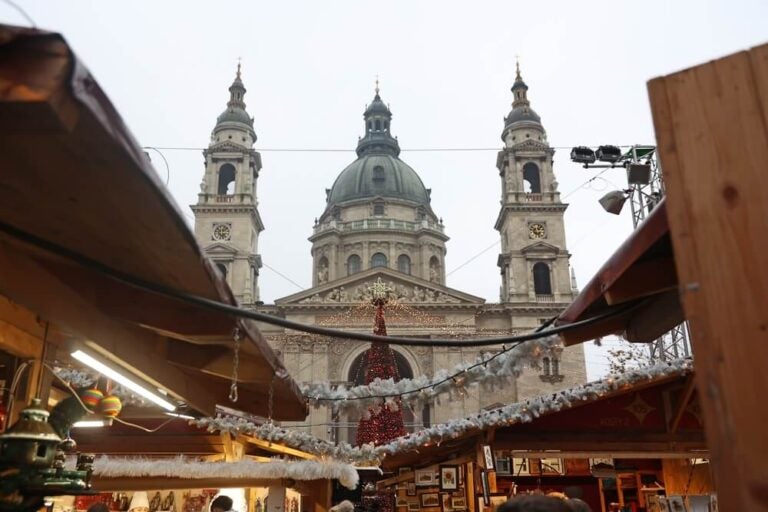 O Mercado de Natal da Basílica de Santo Estêvão já foi eleito diversas vezes um dos melhores e mais bonitos mercados de Natal da Europa.
