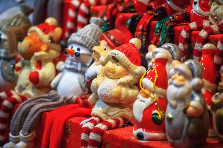 Você pode comprar cerâmicas artesanais em vários mercados de Natal de Viena nas tradicionais barracas de madeira.
