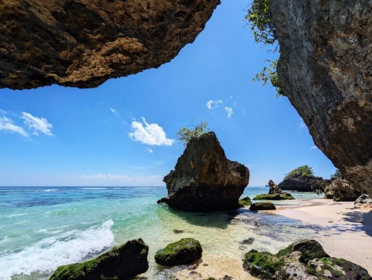 A Praia de Padang Padang é famosa por suas falésias de calcário, águas cristalinas e por aparecer no filme "Comer, Rezar e Amar".