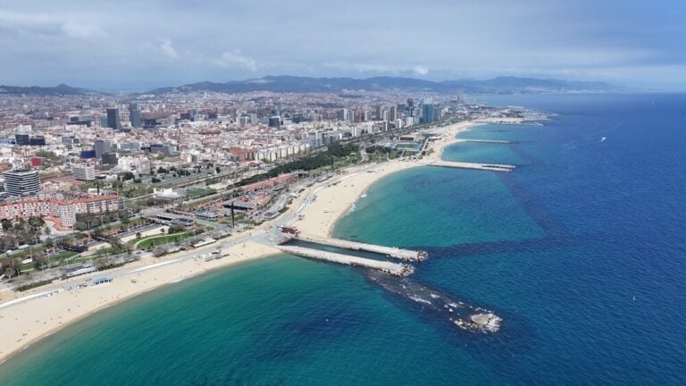 A Barceloneta fica a uma curta caminhada do centro da cidade, então um mergulho em outubro pode ser encaixado entre as visitas turísticas.