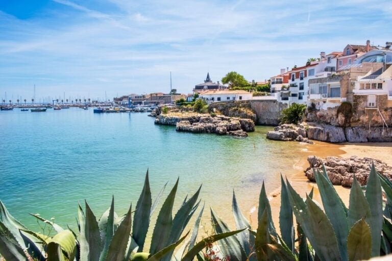 Cidades menores de Portugal, como Cascais, permanecem agradavelmente tranquilas no final de outubro, quando o turismo interno sofre uma queda sazonal.
