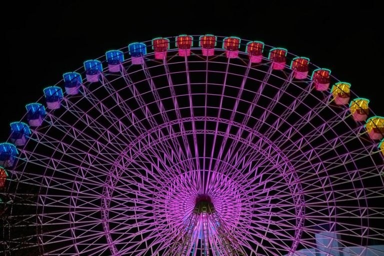 A roda-gigante do Mercado de Natal em Vigo tem cerca de 54 metros de altura e o bilhete geral custa aproximadamente 6€.