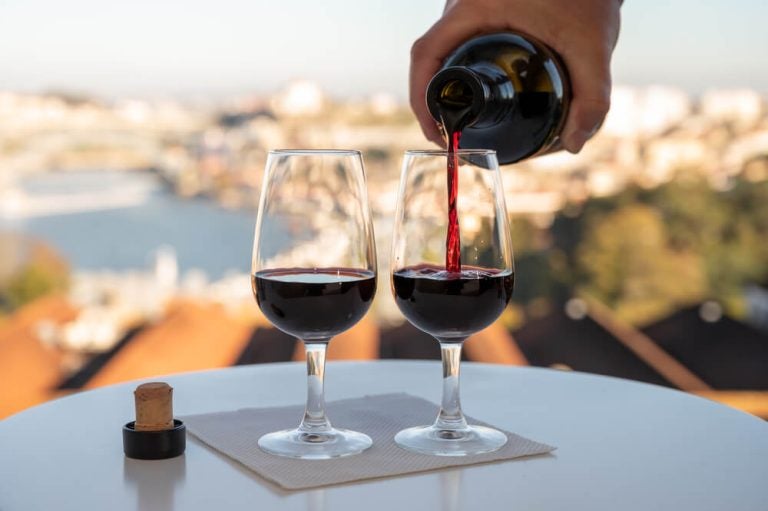 beber vinho nos mercados de Natal no Porto é uma experiência agradável e muito popular, especialmente para entrar no espírito festivo