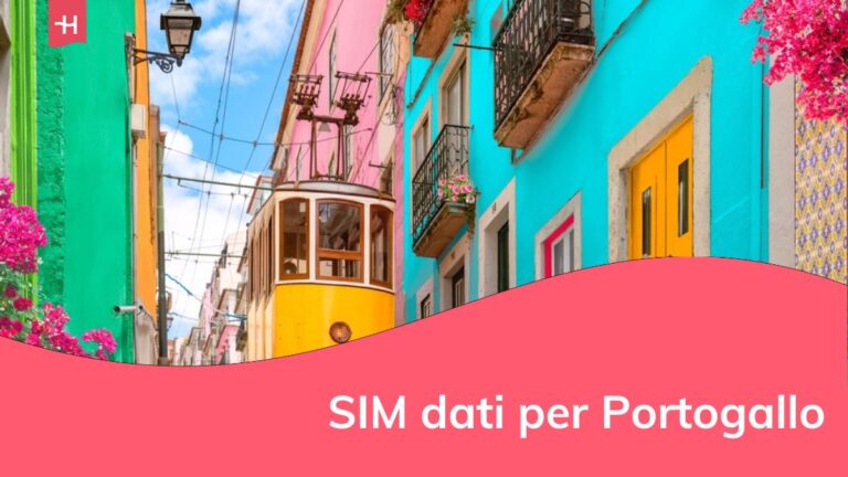 Lisbona, Portogallo - Tram giallo su una strada con case colorate e fiori sui balconi - Ascensore Bica che scende dalla collina di Chiado