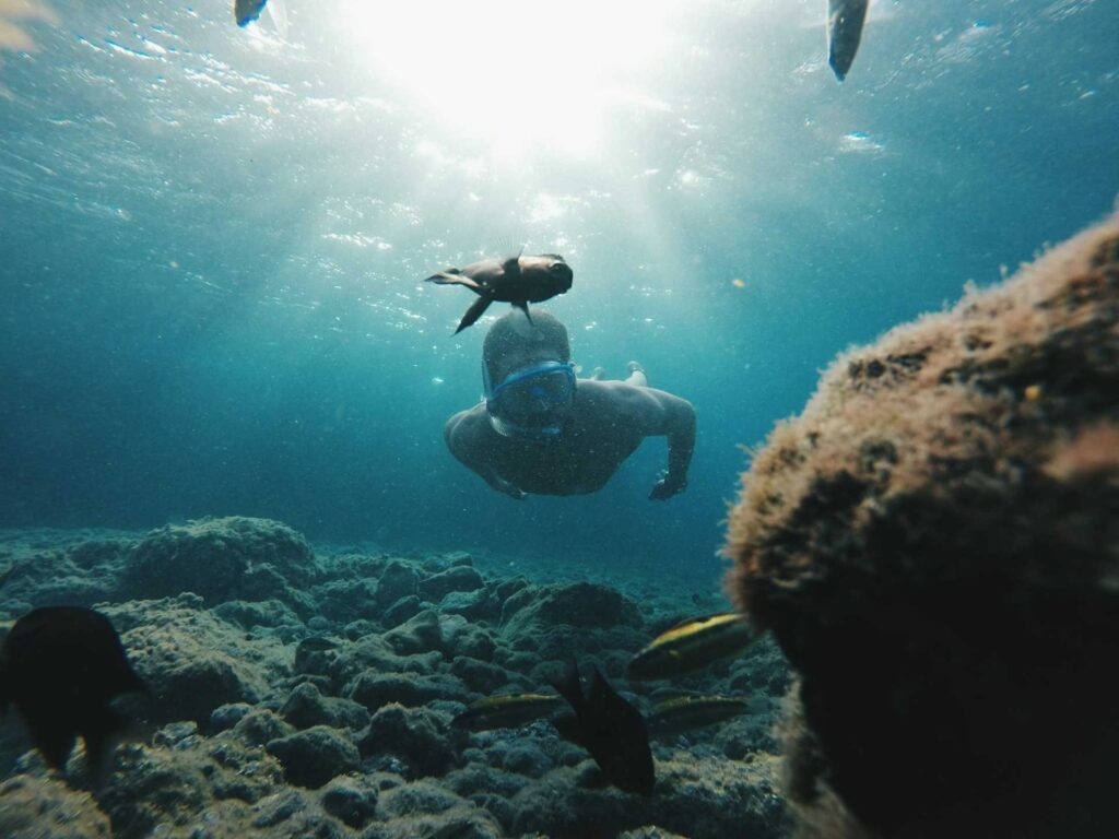 Uomo sott'acqua nelle Isole Canarie, Spagna