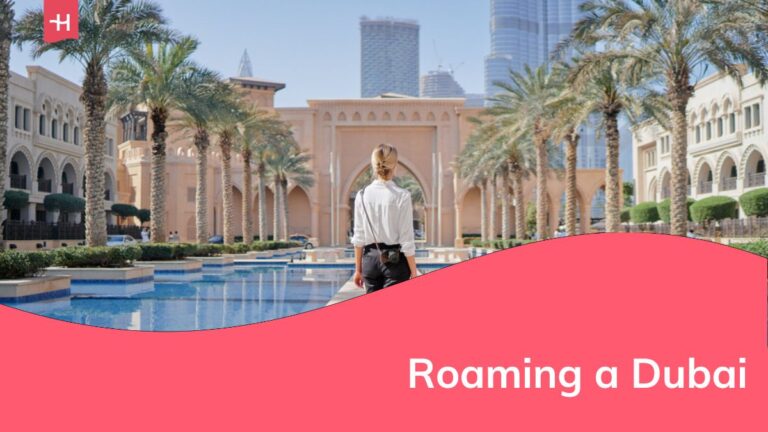 Giovane donna con macchina fotografica che cammina nel centro di Dubai.