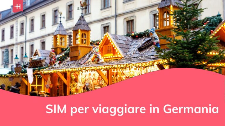 Tradizionale mercatino di Natale nel centro storico di Norimberga, Germania. Decorate con ghirlande e luci, le bancarelle vendono dolci, vin brulé, decorazioni natalizie e regali tedeschi.