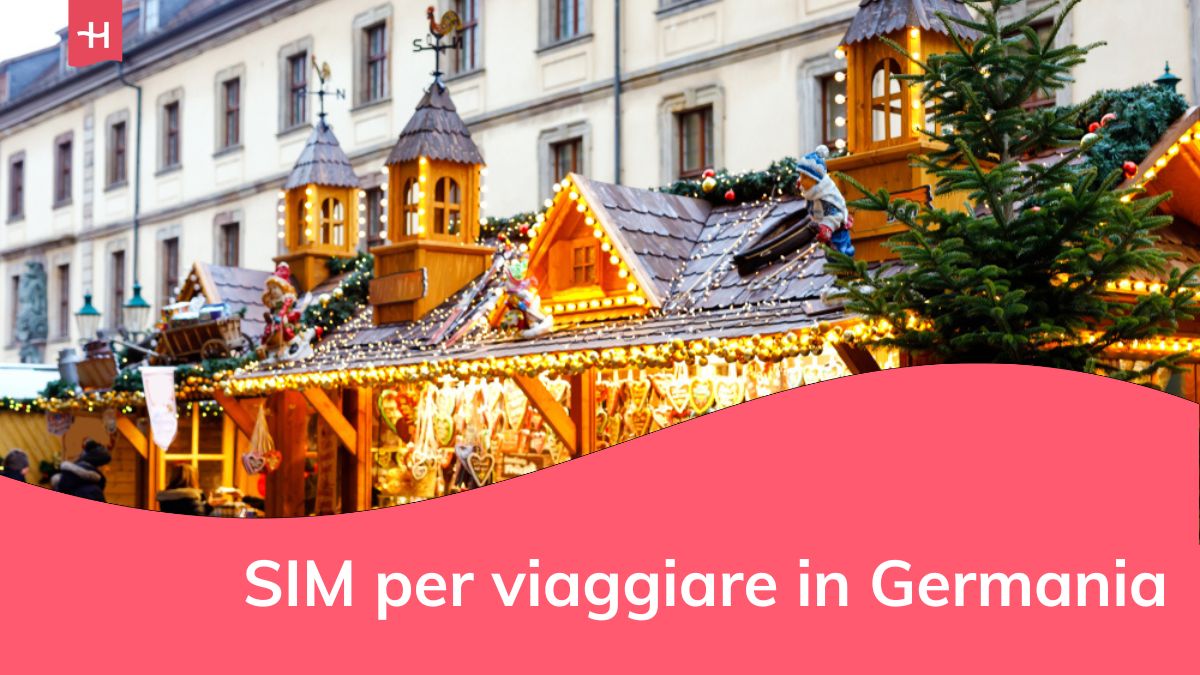 Tradizionale mercatino di Natale nel centro storico di Norimberga, Germania. Decorate con ghirlande e luci, le bancarelle vendono dolci, vin brulé, decorazioni natalizie e regali tedeschi.