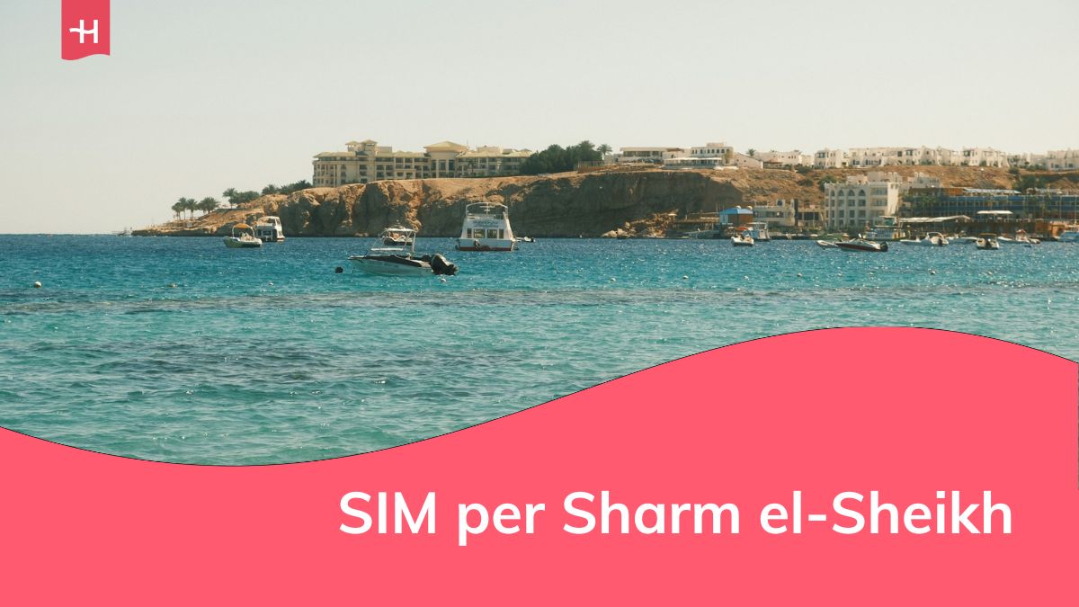 Barche galleggianti in mare a Sharm el-Sheikh