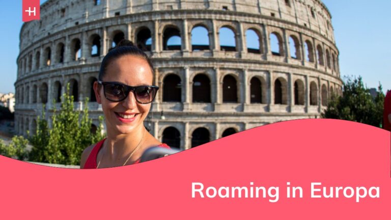 Donna con il suo smartphone davanti al colosseo a Roma