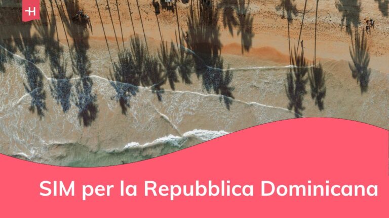 Spiaggia con palme nella Repubblica Dominicana