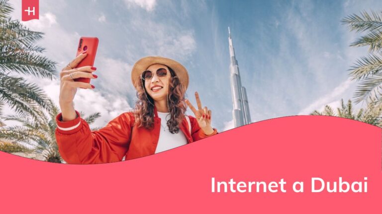turista felice ragazza asiatica che scatta foto selfie per il suo blog di viaggio, nel centro di Dubai