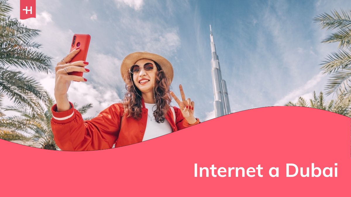 turista felice ragazza asiatica che scatta foto selfie per il suo blog di viaggio, nel centro di Dubai