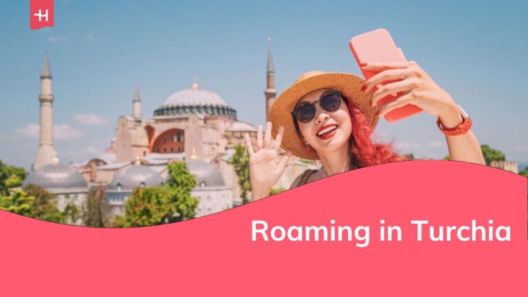 Una donna turca fa un selfie di fronte a Santa Sofia, scattando il punto di riferimento storico durante le sue vacanze estive a Istanbul
