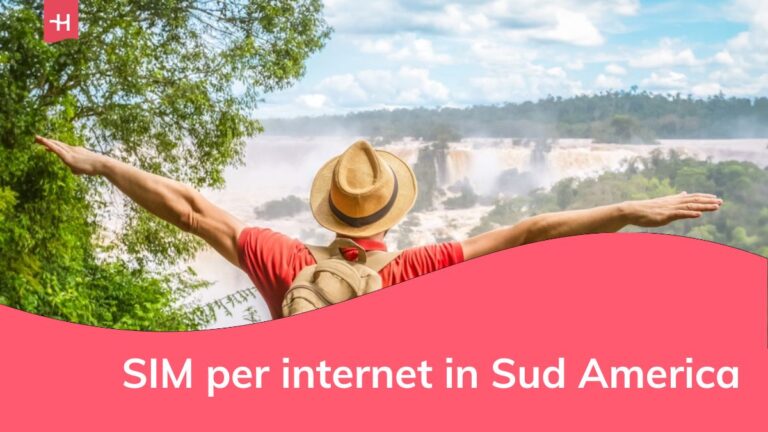Uomo viaggiatore con le braccia alzate che guarda le cascate di Iguacu in Brasile e Argentina