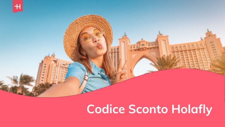 Ragazza asiatica felice in viaggio mentre scatta un selfie con il famoso e lussuoso hotel Atlantis sullo sfondo, situato sulla Jumeirah Palm Island a Dubai, negli Emirati Arabi Uniti.