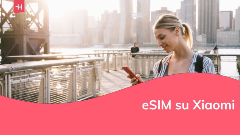 Turista caucasica felice che controlla la notifica per l'applicazione gps sul cellulare in piedi in un ambiente urbano con paesaggio di New York sullo sfondo e la navigazione siti web americani online, bogging e tempo di networking