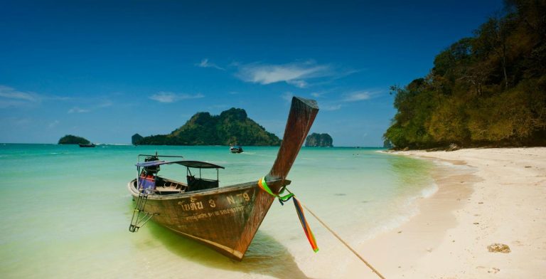 Barca di legno sulla spiaggia in Thailandia