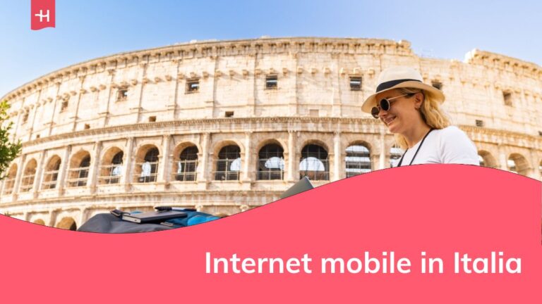 Giovane donna lavora seduta con il suo computer felicemente nel mezzo della città, Roma, Italia