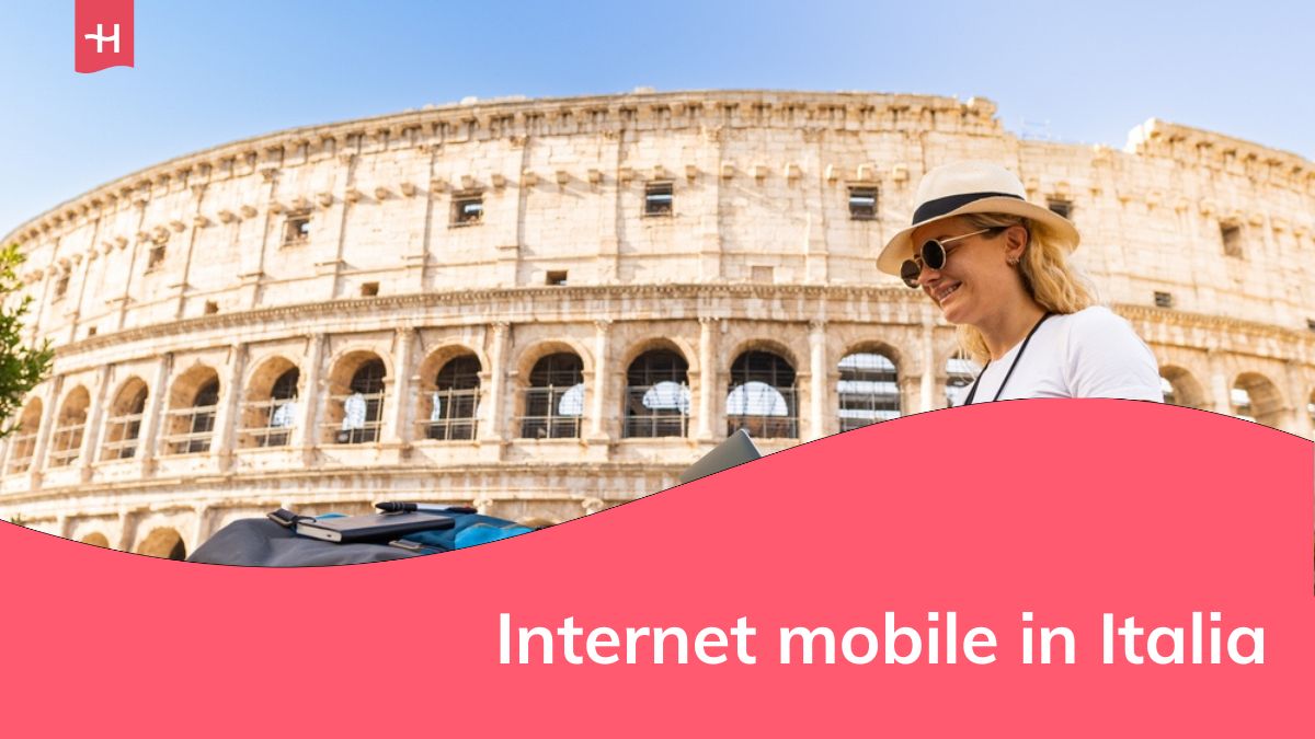 Giovane donna lavora seduta con il suo computer felicemente nel mezzo della città, Roma, Italia
