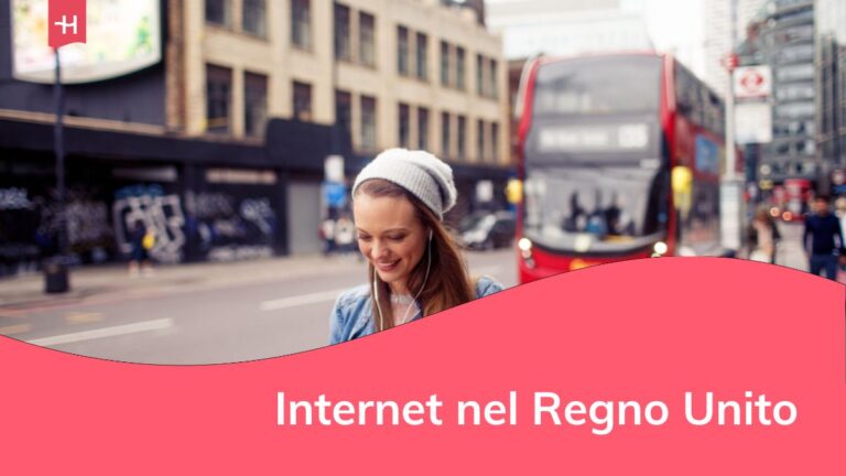Giovane donna che utilizza uno smartphone sul marciapiede in città nel Regno Unito