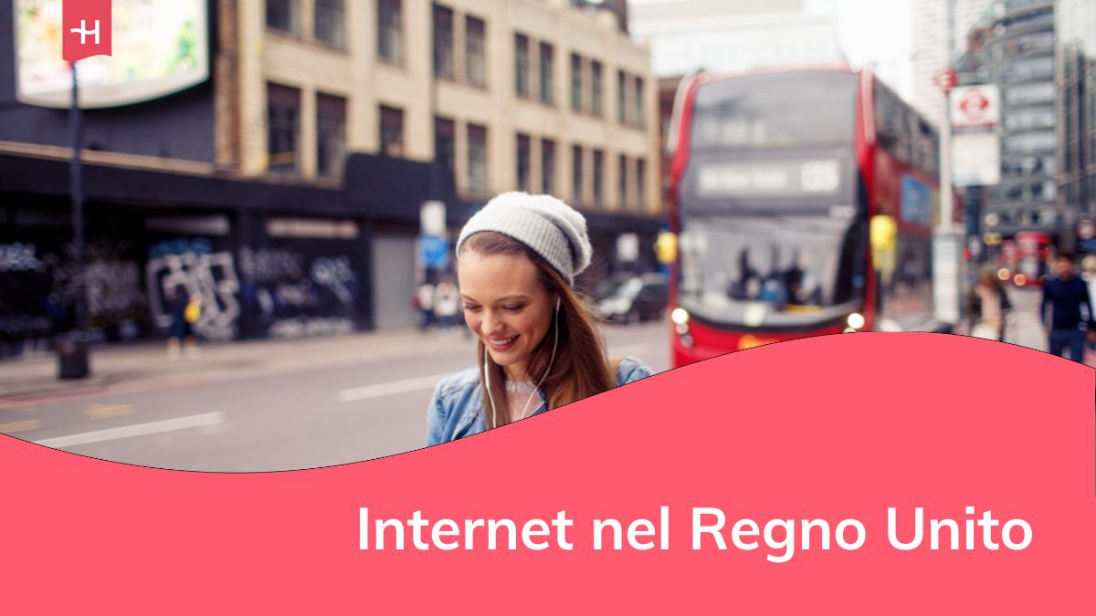 Giovane donna che utilizza uno smartphone sul marciapiede in città nel Regno Unito