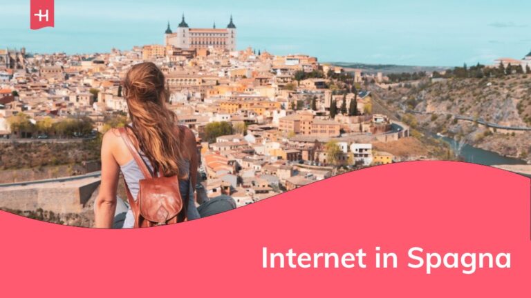 Donna turista a Toledo mentre guarda la vista panoramica della città - Spagna