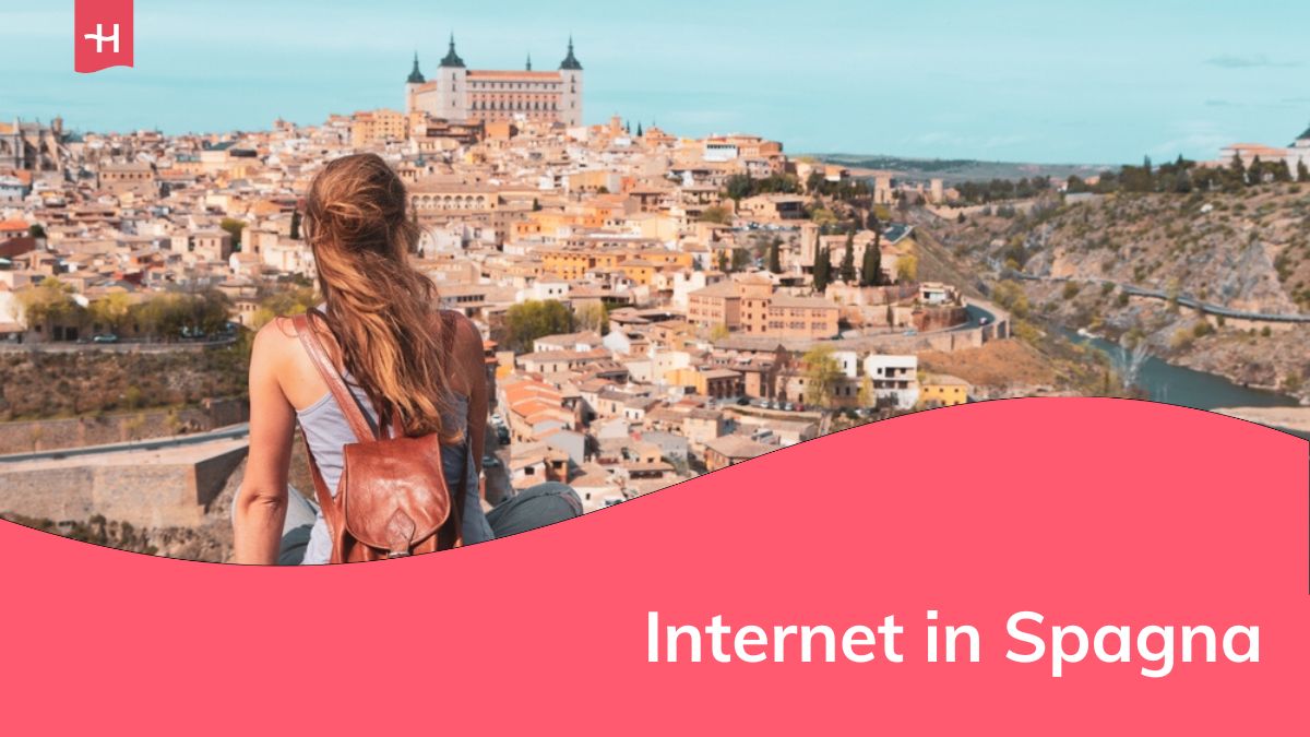 Donna turista a Toledo mentre guarda la vista panoramica della città - Spagna