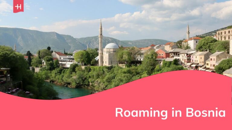 Fiume che scorre lungo il pendio di una collina a Mostar, Bosnia-Erzegovina