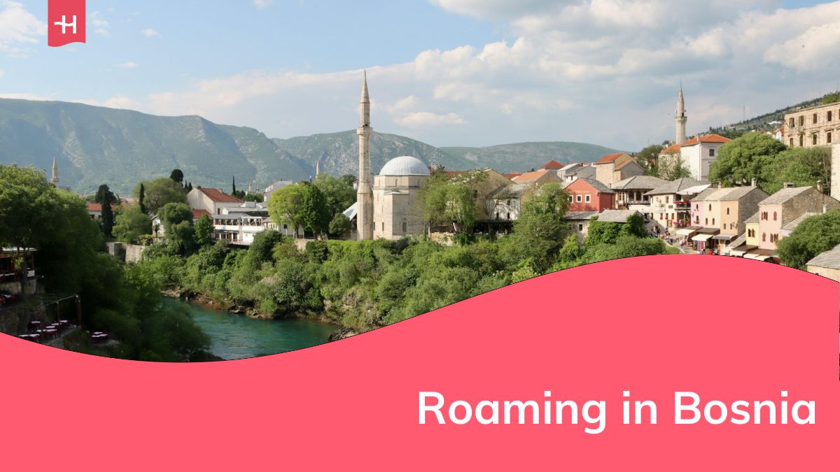 Fiume che scorre lungo il pendio di una collina a Mostar, Bosnia-Erzegovina