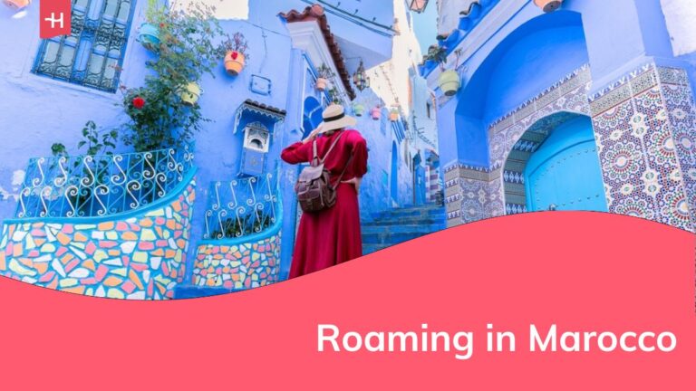 Viaggio colorato dal Marocco. giovane turista in abito rosso che cammina nella medina della città blu Chefchaouen.