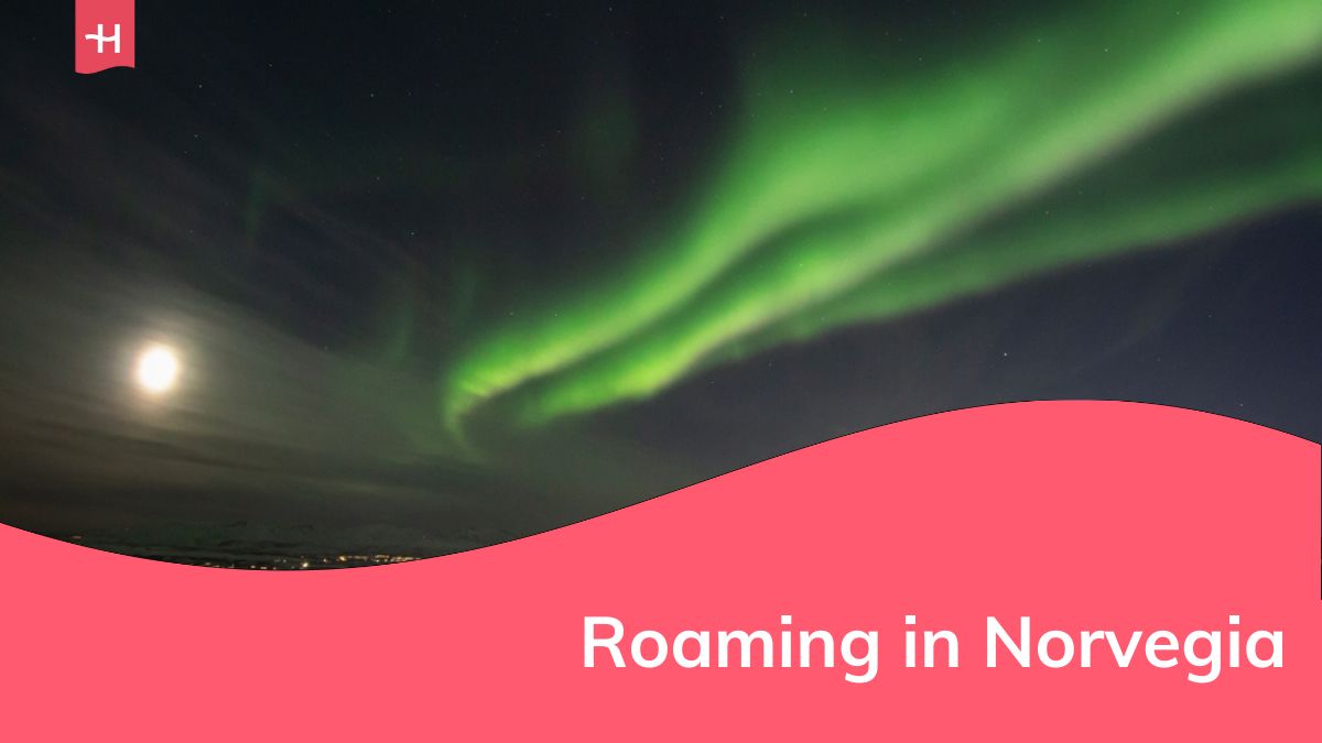 Aurore boreali luminose sopra la città di Tromsø, Norvegia